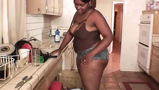 Siyah kız canavar yarak için yalvarıyor