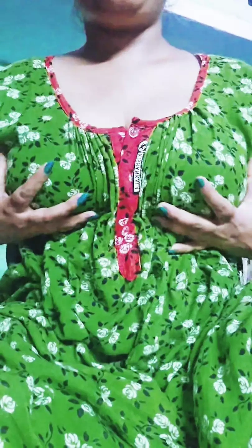 自我掌握指法操德西女孩 第一部分印度单人女孩床，按她的胸部，还做阴户指法