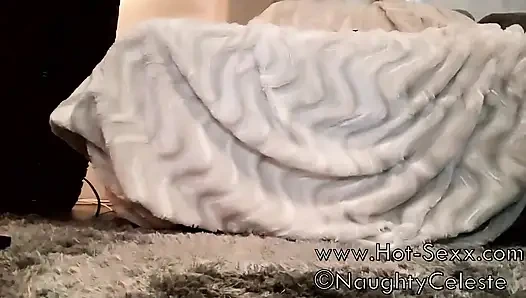 Gadis remaja amatir lagi asik main di webcam