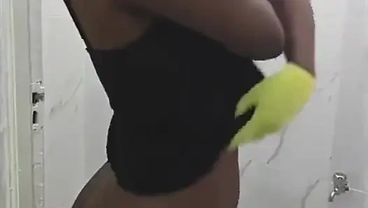 Üvey kız duş alarak, ateşli edepsizce konuşarak ve amıyla oynayarak babasını azdırıyor