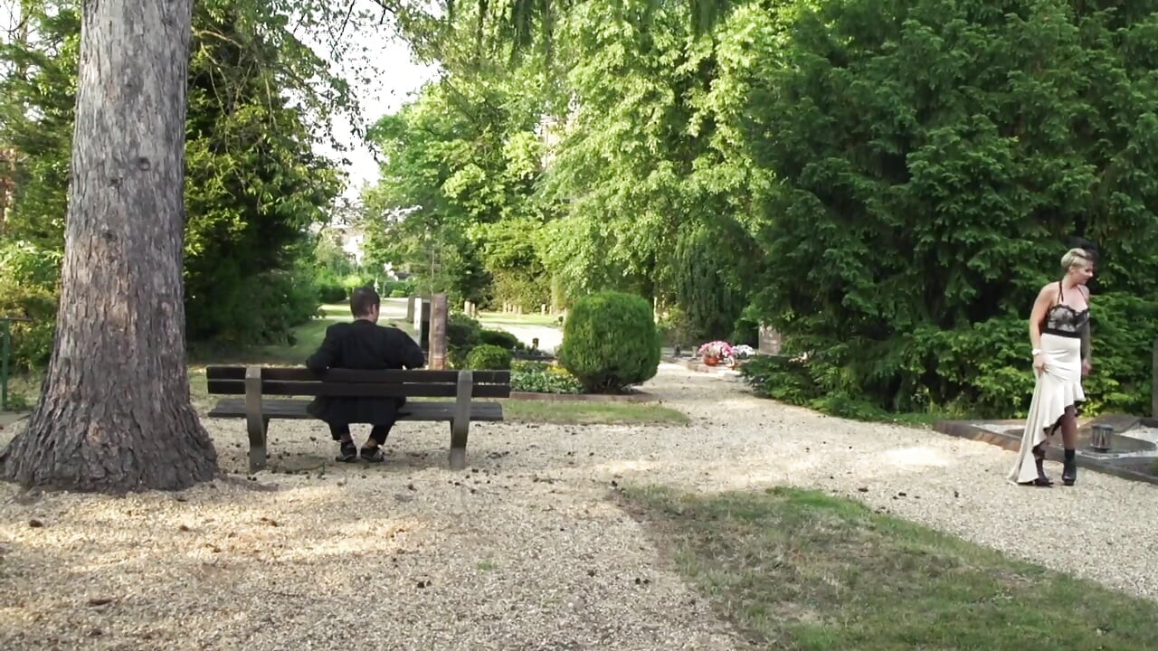 Ela é tão triste com seu marido enterrado ... ela precisa encontrar filho da puta o mais rápido possível