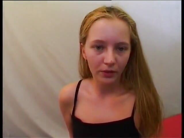 Plavokosa devojka jede spermu nakon jakog jebanja od strane masivnog kurca