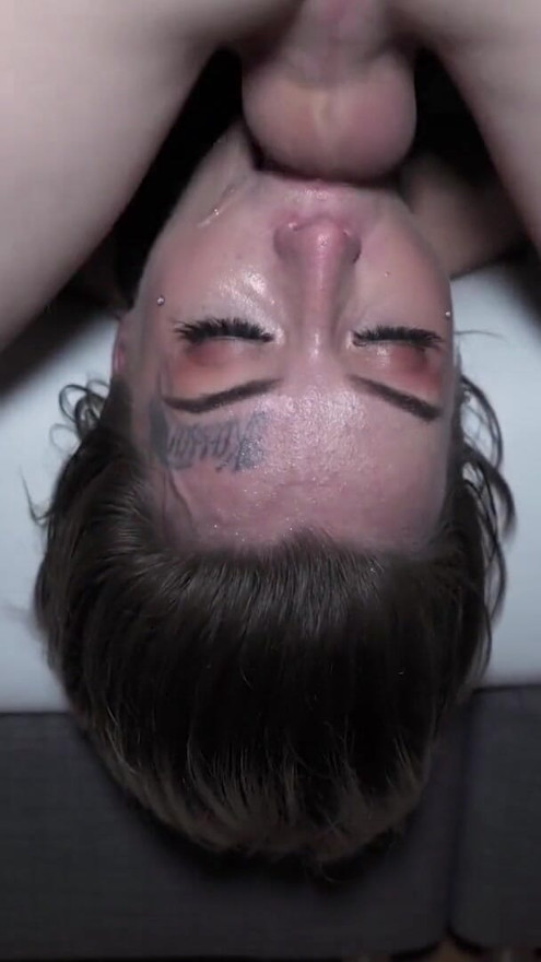 LEVEND SCHOOLBUREAU SMEEKT OM KEELPIJP - Tabitha Poison | Clip 2