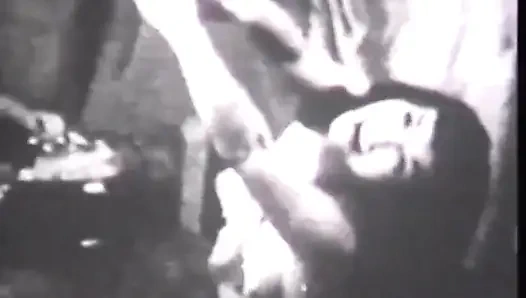 Esmerin eski moda soyunuyor