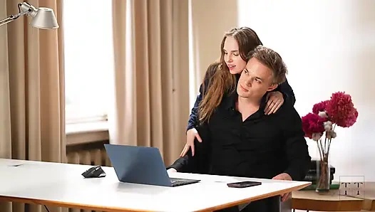 Gadis pemalu baru ini perlu diuji dalam threesome. 4K HD Tim Team