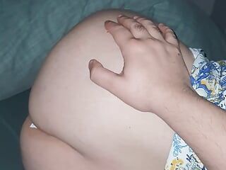 Bàn tay của con riêng trượt trên cặp mông to trắng của mẹ kế