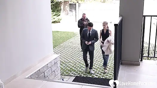 Geschäftstreffen endet mit tiefem analsex