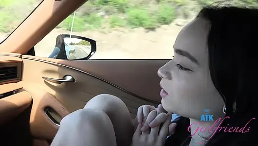 Selena: selena lagi asik nyepong kontol di pantai, nyepong kontol di pinggir pantai!