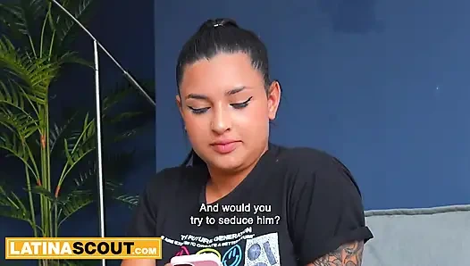 Латина с большой мясистой задницей раздевается для большого босса на кастинге на диване