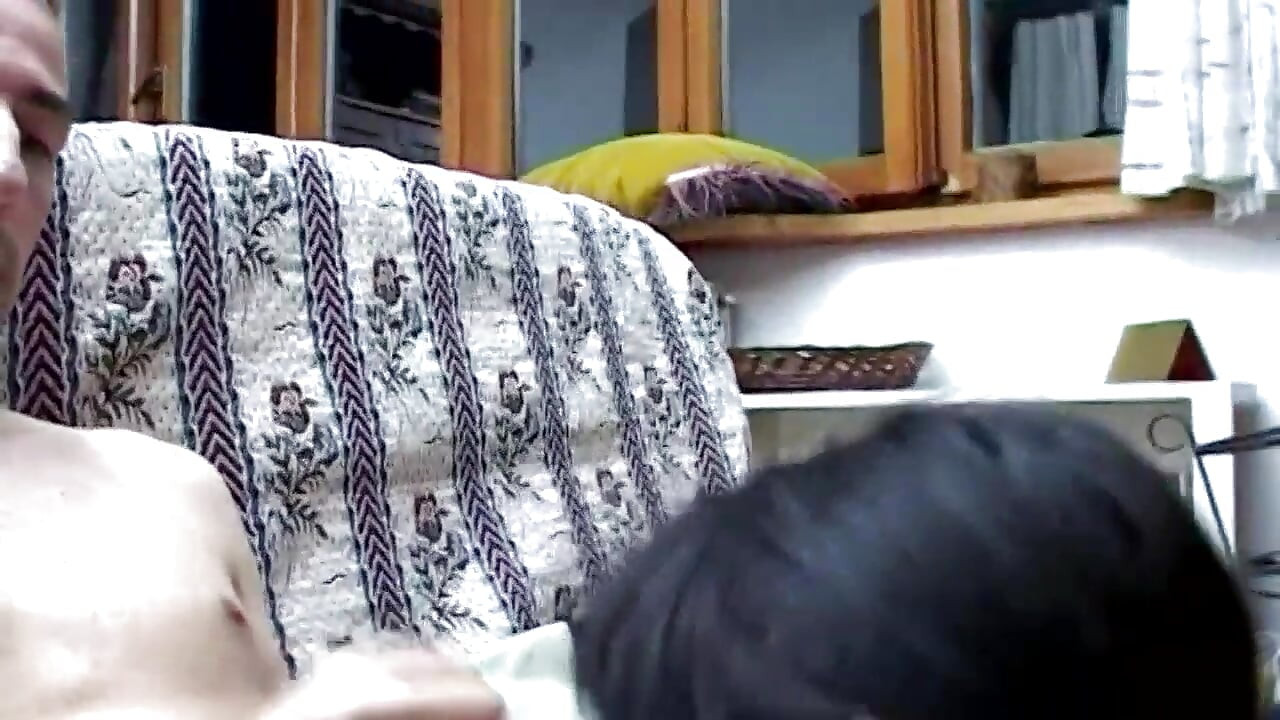 Awek bertatu berpantat besar dikongkek bertiga