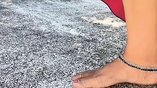 Indisches mädchen in rotem rock und weißem top