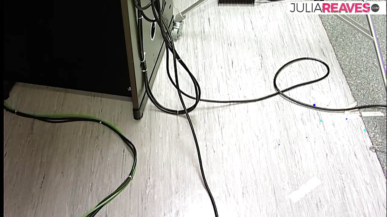 Ateşli orta yaşlı seksi kadın sert bir dildoyla sikişmeden önce gırtlağına kadar sakso çekiyor