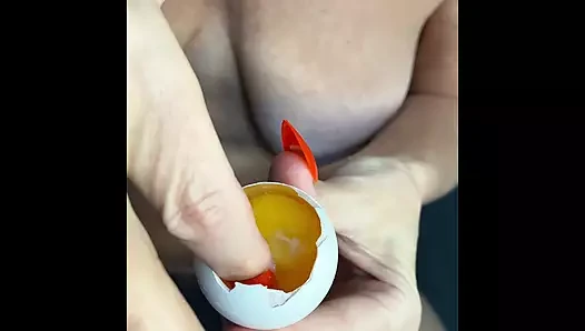 Orta yaşlı seksi kadın çıplak biyoloji tabu yumurta dölleme elle muamele yemeği.