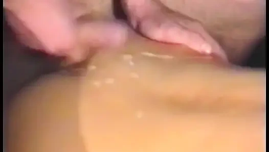 Cewek sange ini suka banget memeknya dijilat sebelum dientot habis-habisan di seks threesome