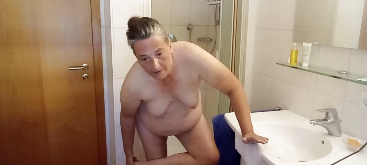 Tysk BBW MILF 53 smører sin bløde, fede krop efter bad