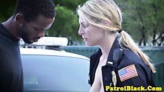 Dominação feminina do policial engasga com o pau preto e é fodida