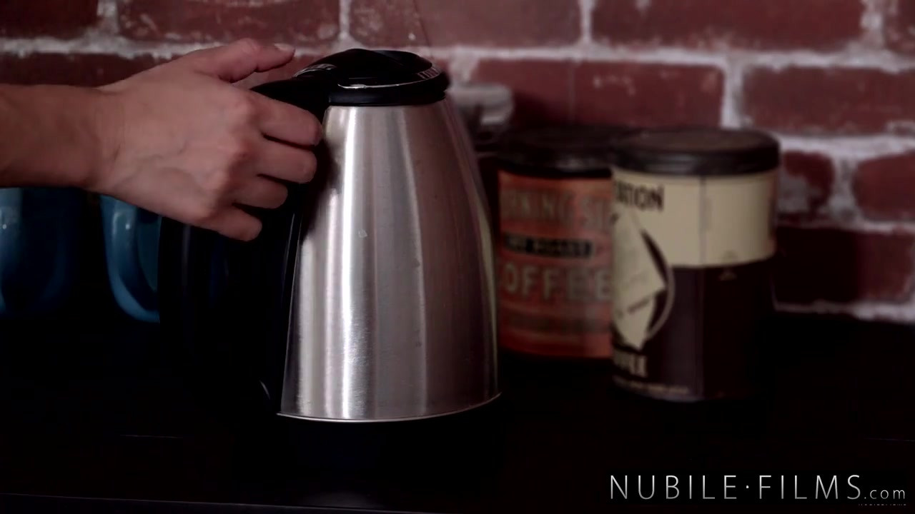 Smokeshowバリスタ・エリザ・イバラが男の番号をスリップ