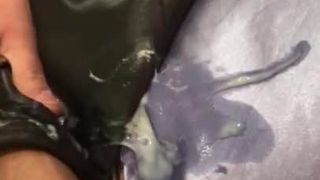 Éjaculation dans une camisole violette en satin