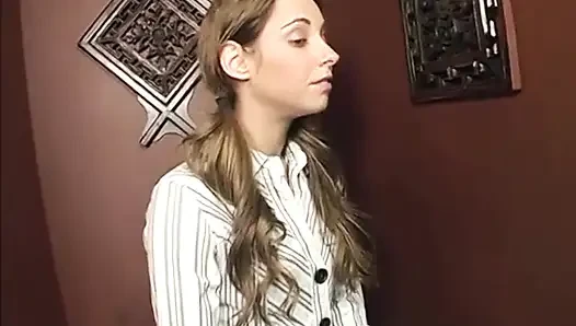 Cewek cantik dicrot di muka di gloryhole cabin