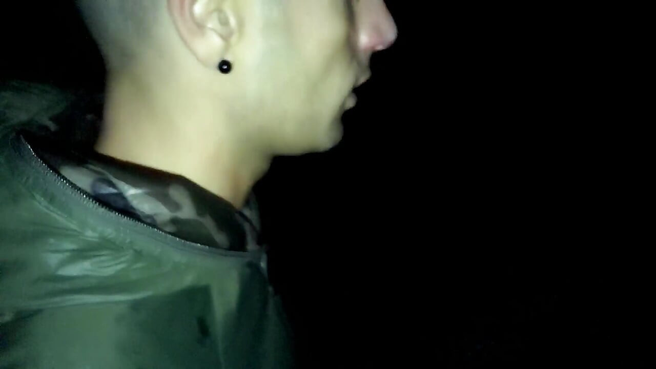 Nacht-Gehen im Freien mit gesicht mit sperma bedeckt und spermaprobe (volles video)