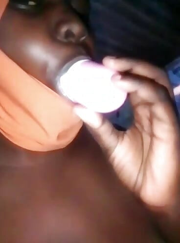 Africana amadora brincando com buceta