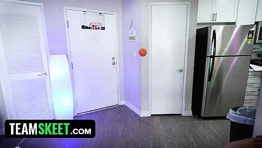 Stayhomepov - foxy küçük seks bebeği büyük yarakları almayı ve boğazına doldurmayı seviyor - tam sahne