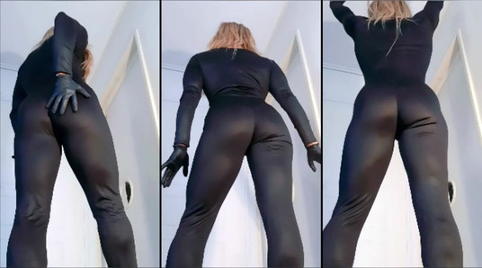 Kont in zwarte catsuit