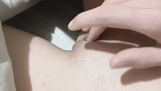 Я рискованно мастурбую под одеялом рядом со своей сводной сестрой ночью