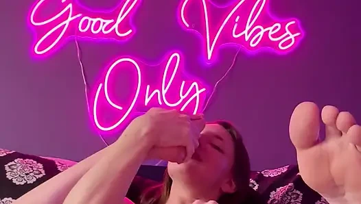 Ayak parmaklarını emiyor ve oyuncakla oynuyor