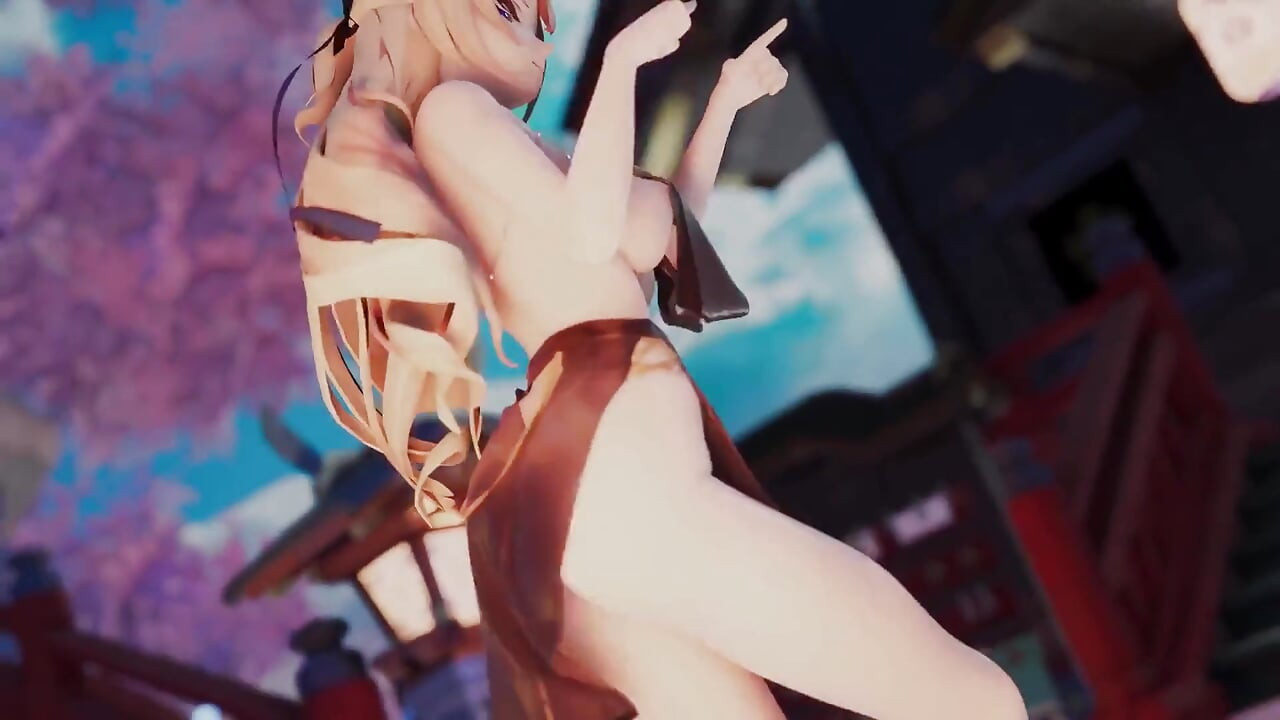 大きな胸が揺れ、膣が露出する