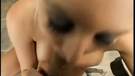 Harika memeli sarışın emme becerilerini gösteriyor ve dölleniyor