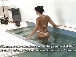 Păpușă franceză sexy în cur și umplută de spermă pe față la piscină