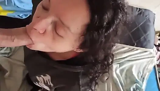 Sevimli orta yaşlı seksi kadın tüm süt çıkana kadar penisini emiyor