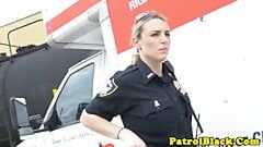 Des flics femdom baisent un mec noir à l'arrière d'un camion