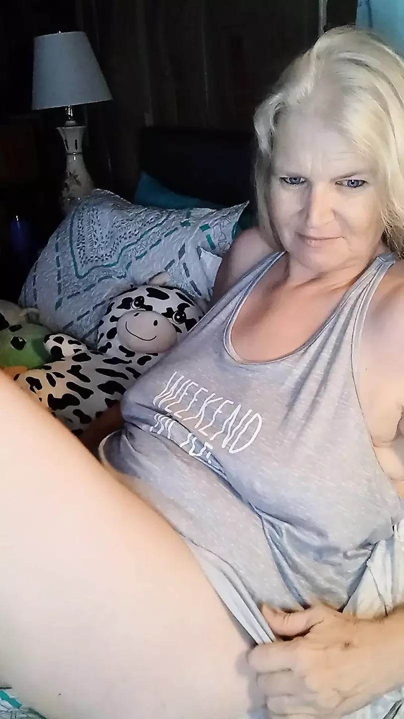 Sexy Mature Masturbates in a Private Chat!