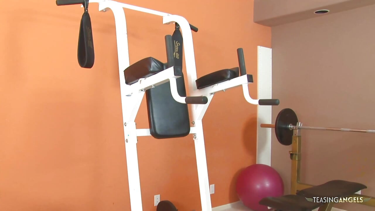 Diese attraktive asiatische frau wurde von ihrem verführerierenden personal trainer ihre köstlichen und feuchten genitalien gesäubert