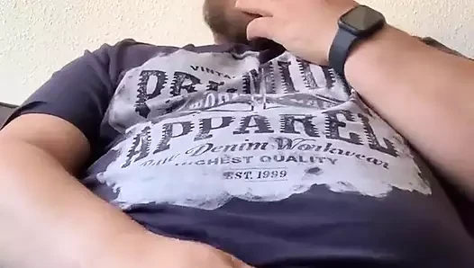 Ayı sigara içiyor ve mastürbasyon yapıyor