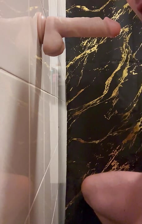 Suger en stor DILDO-kuk på badet