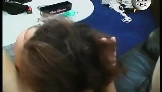 Cewek nakal rambut cokelat ini lagi asik muasin memeknya pakai mainan seks sebelum di-fingering dan dientot habis-habisan