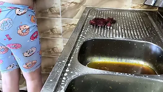 Suudi adam mutfakta Arap hizmetçiyi sikiyor
