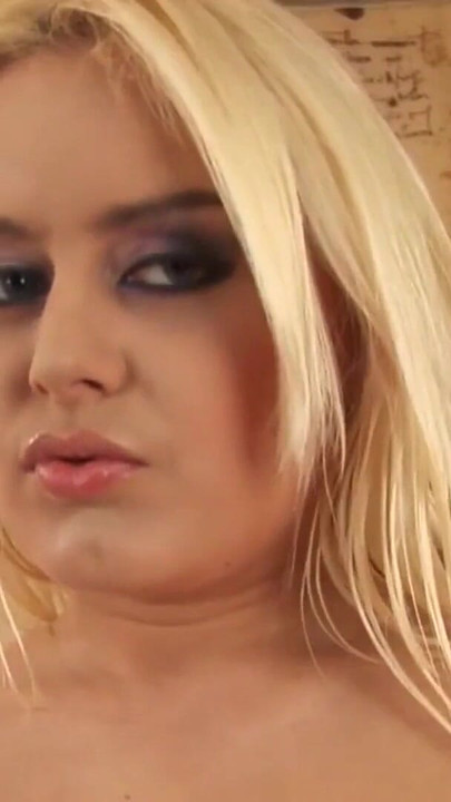 Key moment from "Blondes Busenwunder hautnah"