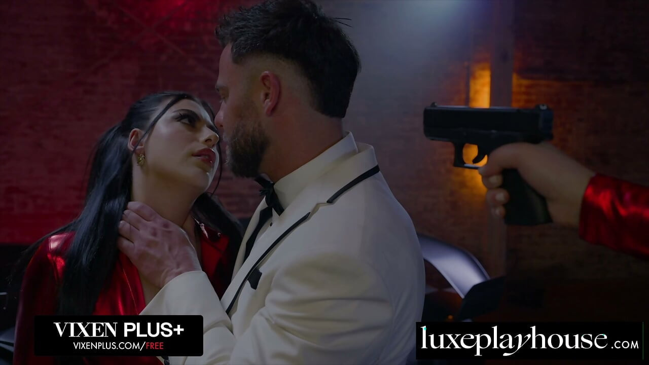 LUXEPLAYHOUSE 얼티메이트 배디들 Vanna Bardot, Gal Ritchie 그리고 Scarlett Alexis가 격렬한 리버스 갱뱅 중에 격하게 사정한다