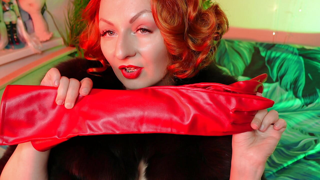 Futro fetysz i długie skórzane rękawiczki przypią milf