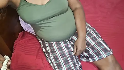 Güzel orta yaşlı seksi kadın minyon vücudunu gösteriyor