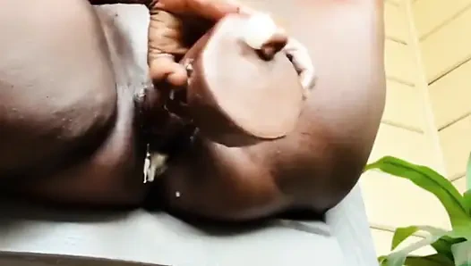 Aku lagi asik ngentot memekku pakai dildo ukuran raksasa sampai muncrat