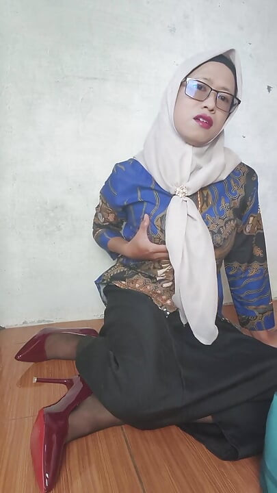 Rondborstige Hijab trans stopt in haar anus en masturbeert