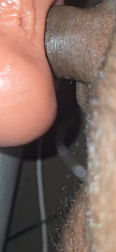 Piccolo cazzo indiano che gioca con il sex toy