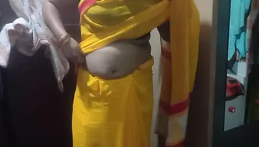 Индийская домохозяйка носит желтую сари.