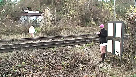 Tante rambut pirang nyepong kontol besar dan dientot bergiliran sampai dicrot di dalam