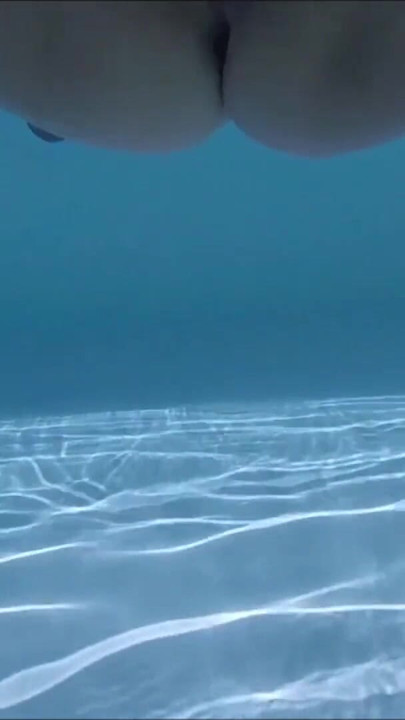Horny MILF with perfect body takes off her swimsuit and masturbates underwater | Clip 1